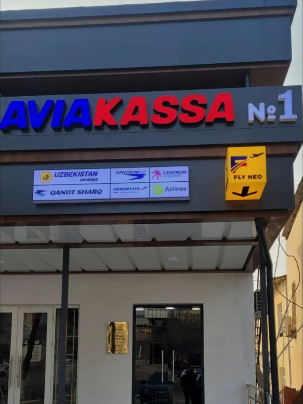 FLY NEO fasadi: «AVIAKASSA №1» yozuvi va hamkor aviakompaniyalar lavhasi
