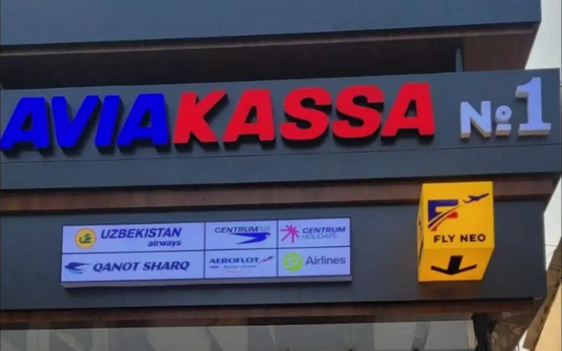 FLY NEO fasadi: «AVIAKASSA №1» yozuvi va hamkor aviakompaniyalar lavhasi